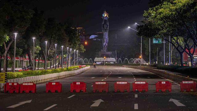 Suasana penutupan saat Pemberlakuan Pembatasan Kegiatan Masyarakat (PPKM) Darurat di kawasan jalan Sudirman, Jakarta. Foto: M RISYAL HIDAYAT/ANTARA FOTO