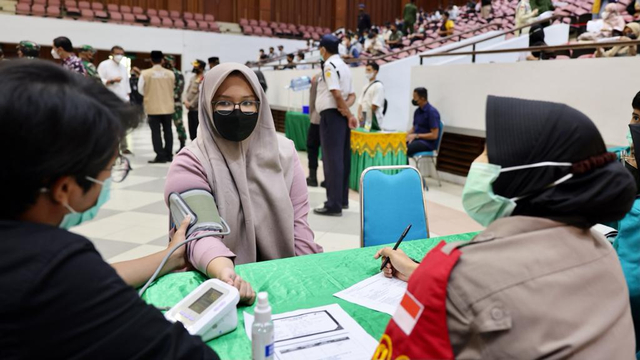 Ilustrasi vaksinasi massal di Universitas Syiah Kuala, Banda Aceh. Foto: Suparta/acehkini