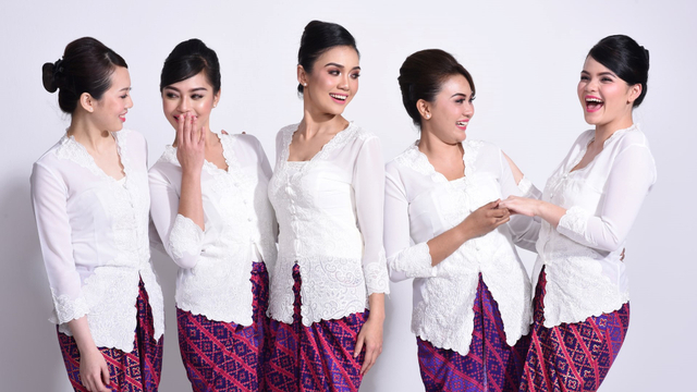 Ilustras model kebaya modern. (Dok. Unsplash/Abby AR)