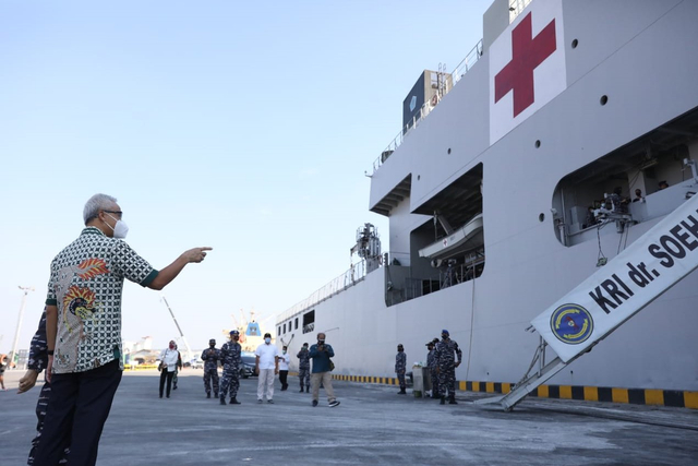 Gubernur Jawa Tengah Ganjar Pranowo meninjau tabung oksigen yang dibawa KRI dr Soeharso-990 saat bersandar di Pelabuhan Tanjung Emas, Semarang. Foto: Pemprov Jawa Tengah