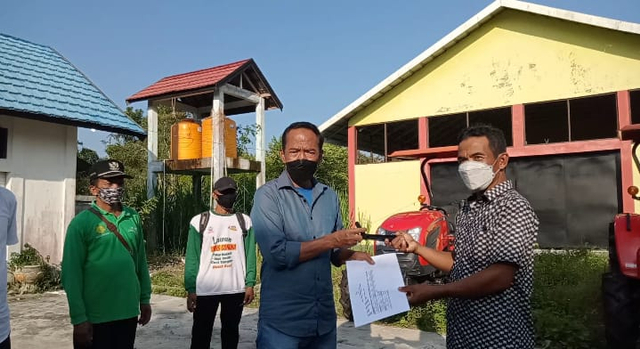 Anggota Komisi IV DPR RI fraksi Partai Demokrat Dapil Kalteng, Bambang Purwanto Setelah Menyerahkan Bantuan di Kabupaten Pulang Pisau yakni bantuan berupa Alsintan kepada kelompok tani di Pulang Pisau. Foto: IST