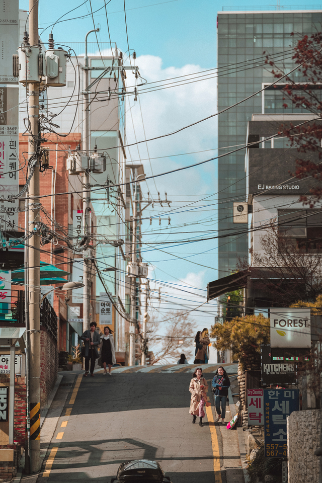 Ilustrasi Perempuan di Korea Selatan by by Ori Song on Unsplash