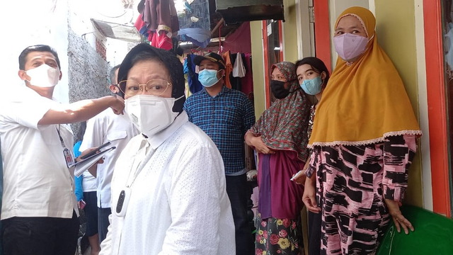Mensos Tri Rismaharini melakukan inspeksi mendadak (sidak) untuk mengetahui proses penyaluran bantuan sosial tunai (BST) di dua Kecamatan wilayah Kota Tangerang, Rabu, (27/7). Foto: Dok. Istimewa