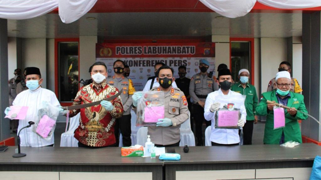 Polisi saat memaparkan kasus pembunuhan ketua MUI Labuhan Batu Utar. Foto: Dok. Istimewa