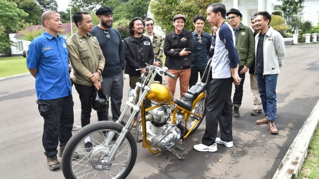 Presiden Joko Widodo dan motor chopper emasnya. (Foto: Dok. Biro Pers Setpres)