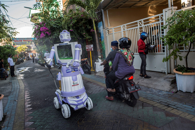 Aksi robot delta menyemprotkan disinfektan di Kelurahan Bubutan, Surabaya. Foto: Juni Kriswanto/AFP