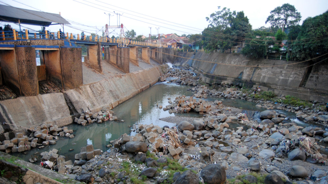 Sejumlah pengendara motor melintas di jembatan Bendung Katulampa, Kota Bogor, Jawa Barat, Rabu (28/7/2021). Foto: Arif Firmansyah/ANTARA FOTO