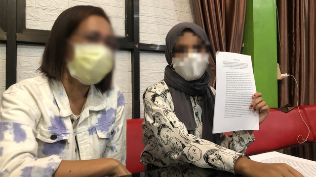 D (berhijab) bersama orangtuanya melakukan konfrensi pers. Foto : Samsul Hi Laijou/cermat
