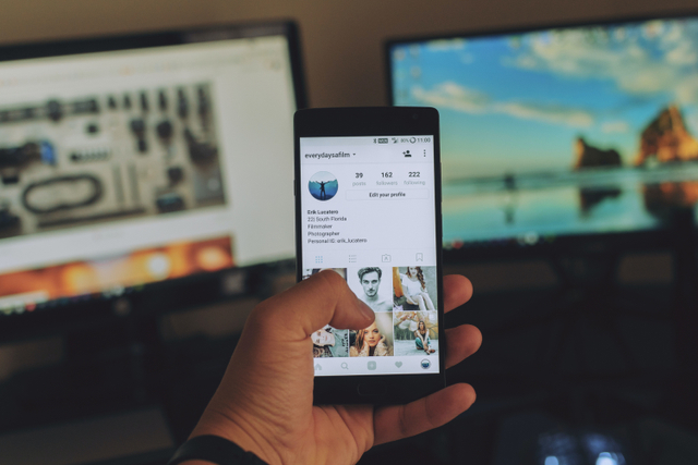 Ilustrasi pengguna melakukan cara deactive Instagram (Foto: Erik Lucatero via Unsplash)