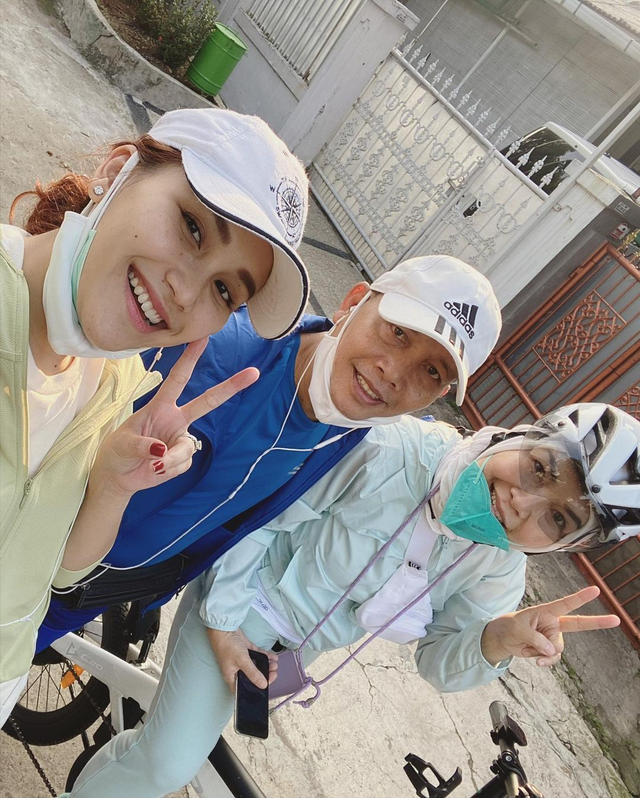 Ayu Ting Ting bersama orang tuanya, Umi Kalsum dan Abdul Rozak. Foto: Instagram/ayutingting92