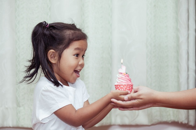 Ilustrasi Anak Mendapatkan Kue Ulang Tahun. Foto: Freepik.