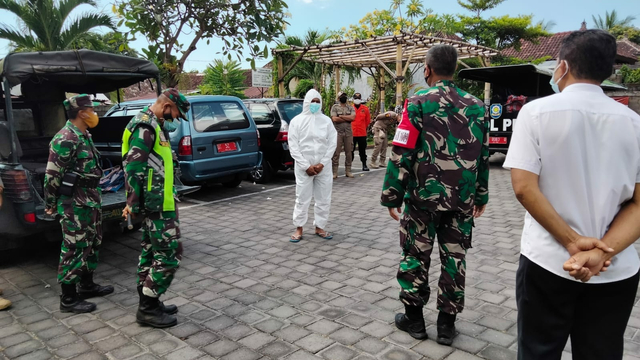 Pria di Bali dihukum pakai APD selama dua jam karena gelar judi tajen.  Foto: Dok. Istimewa