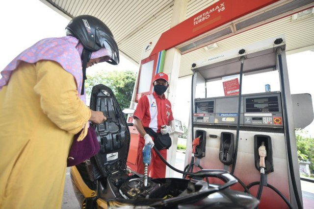 Petugas mengisi bahan bakar pertamax di SPBU Pertamina. Foto: Dok. Pertamina