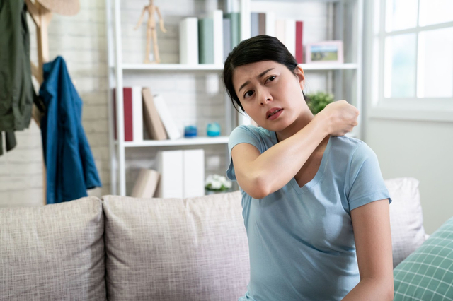 Bekerja di rumah sambil mengurus keluarga punya tantangan tersendiri. Selain memerlukan fokus yang lebih tinggi, dua hal ini juga dapat memengaruhi kesehatan tulang, Moms. Foto: Shutterstock.