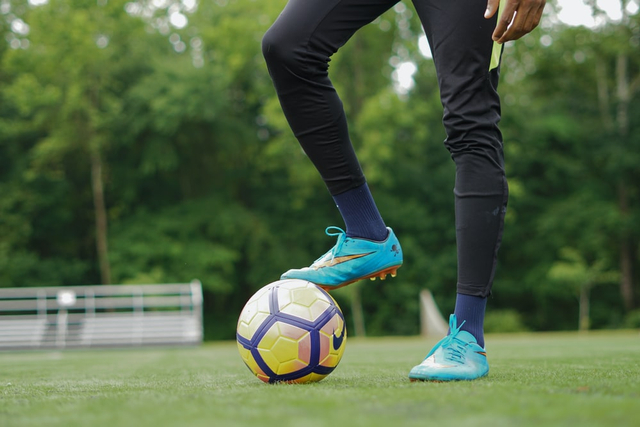 Ilustrasi Menahan Bola (Sumber: Unsplash)