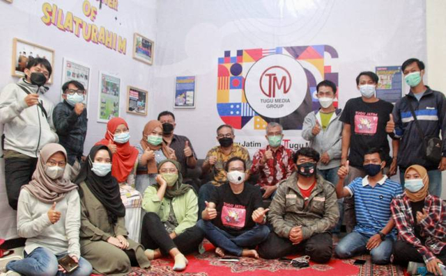 CEO Tugu Media Group Irham Thoriq, Pakar Komunikasi dan Motivator Nasional Dr Aqua Dwipayana, Pemred Tugu Media Group Nurcholis MA Basyari, bersama sejumlah karyawan Tugu Media Group dalam sebuah kesempatan. Foto: Rubianto