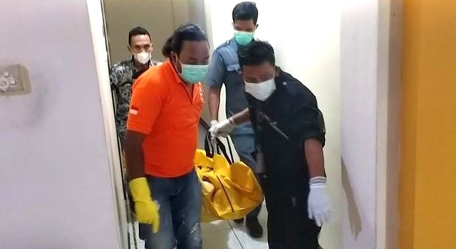 Saat polisi mengevakuasi jenazah wanita yang tewas di kamar hotel. Foto: Jambikita.id