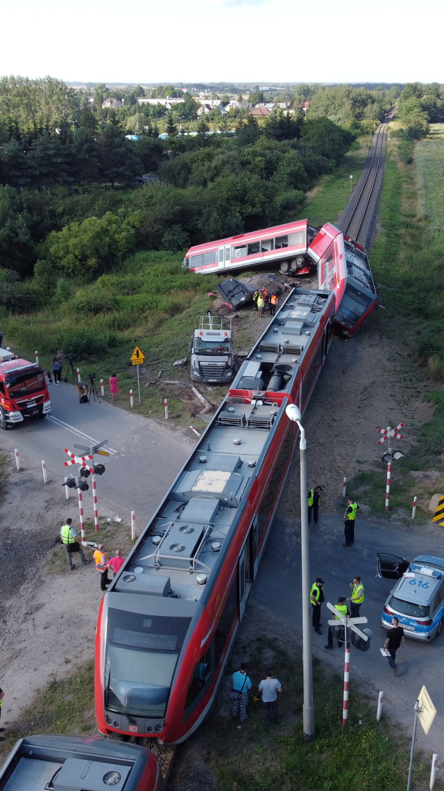 Potret udara kecelakaan antara truk dan kereta api operator kereta api Jerman Deutsche Bahn di Kolbaskowo dekat Szczecin, Polandia, Kamis (29/7). Foto: Andrzej Krasnicki/Agencja Gazeta via REUTERS