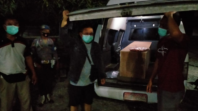 Mobil Ambulans saat mengangkut jenazah pasien COVID-19 di Puskesmas Ampibabo. Foto: Istimewa.