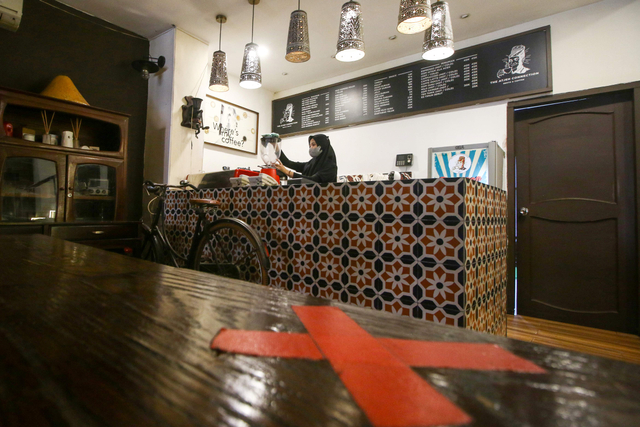 Pekerja membersihkan peralatan kopi di salah satu restoran di Jakarta, Kamis (29/7/2021). Foto: Rivan Awal Lingga/Antara Foto