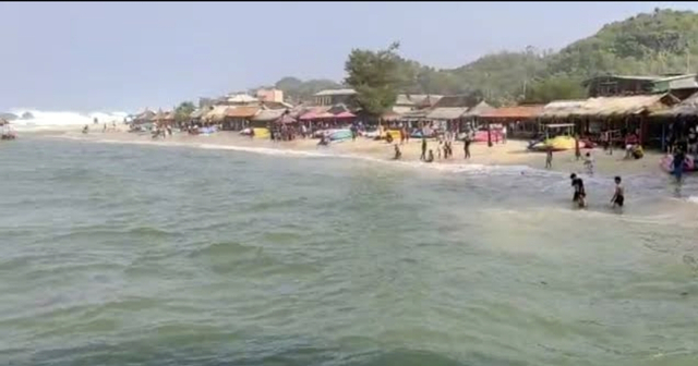 Pantai selatan Gunungkidul yang dihantam gelombang tinggi. Foto: Tugu Jogja