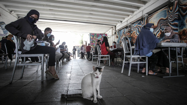 Warga antre untuk mengikuti vaksinasi Presisi di terowongan Jalan Kendal, Jakarta, Jumat (30/7/2021). Foto: Dhemas Reviyanto/ANTARA FOTO