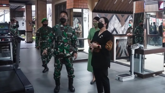 Ketua DPR RI Puan Maharani didampingi Kepala Staf Angkatan Darat (KSAD) Jenderal TNI Andika Perkasa meninjau ruang fitnes Markas Besar TNI AD. Foto: Youtube/TNI AD