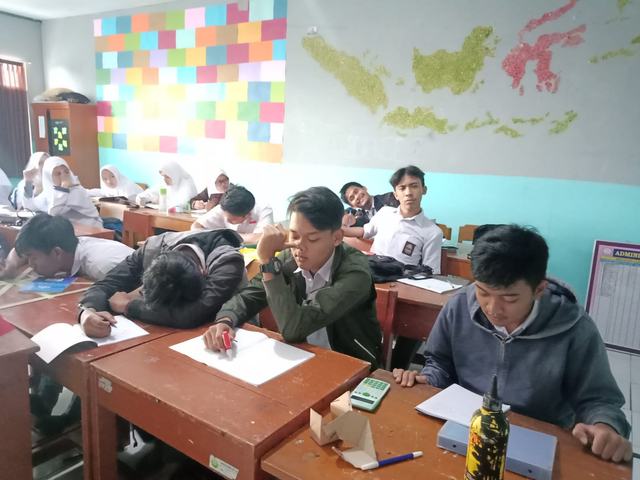 Anak-anak harus bahagia bersekolah. Ini beragam ekspresi saat pembelajaran berlangsung. (sumber foto : dokumen pribadi)