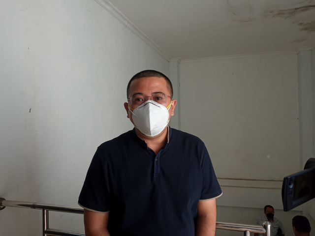 Direktur PT. Lima Satu (51) Merdeka, Michael Tan, ketika diwawancarai wartawan di Kantor Bupati Lembata, Jumat (30/7). Foto Teddi Lagamaking