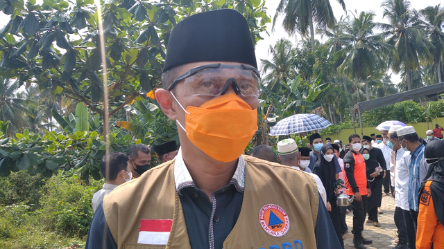 Kepala BPBD Provinsi Jambi Bachyuni menceritakan sosok Syafri, usai proses pemakaman. (Foto: M Sobar Alfahri/Jambikita.id)