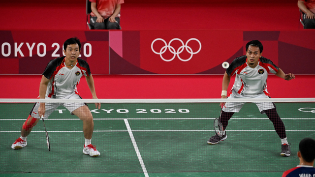Ganda putra Indonesia Mohammad Ahsan dan Hendra Setiawan saat melawan ganda putra Taiwan Lee Yang/Wang Chi-Lin pada Olimpiade Tokyo 2020 di Musashino Forest Sports Plaza di Tokyo. Foto: Alexander NEMENOV / AFP