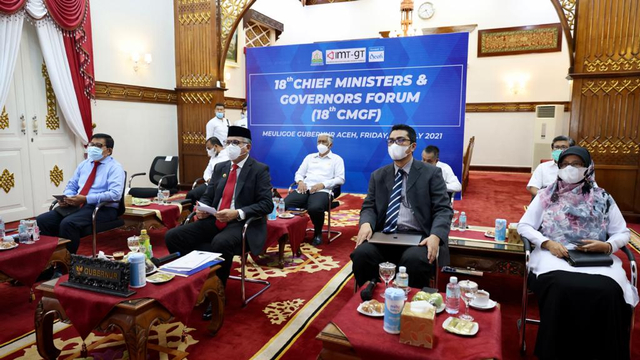 Gubernur Aceh Nova Iriansyah didampingi SKPA terkait, mengikuti Pertemuan Indonesia-Malaysia-Thailand Growth Triangle (IMT-GT) Chief Minister & Governors Forum (CMGF) ke-18 yang diselenggarakan secara virtual, Jumat (30/7). Foto: Dok. Humas Setda Aceh