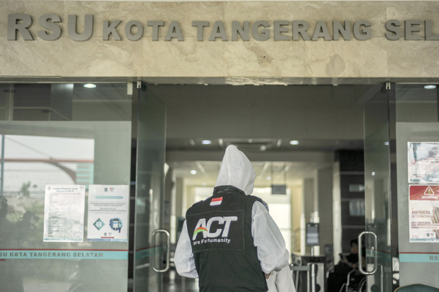 Relawan ACT hendak mengantarkan paket bantuan makanan siap saji ke dalam RSU Tangsel. Foto: Faisal R Syam/PFI Tangerang