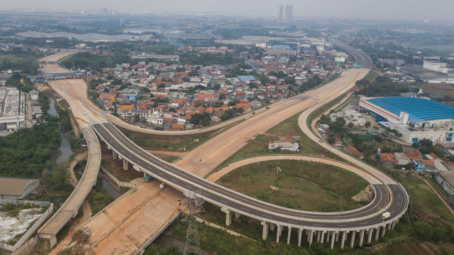 Foto udara sejumlah kendaran melintasi Jalan Tol Cibitung-Cilincing seksi 1 interchange Telaga Asih di Cibitung, Kabupaten Bekasi, Jawa Barat, Sabtu (31/7/2021). Foto: Fakhri Hermansyah/ANTARA