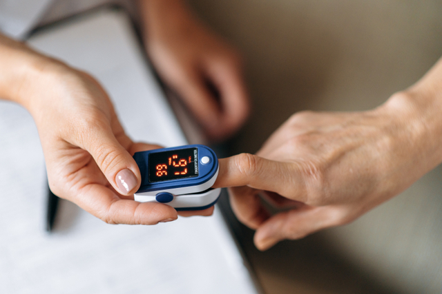 Ilustrasi oksimeter. Foto: Shutterstock