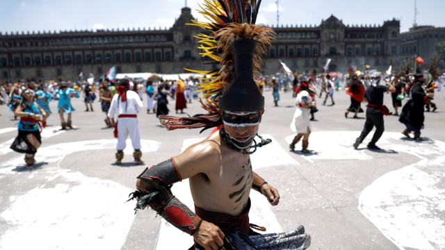 Festival peradaban suku Aztec di Meksiko. Foto: Luis Cortes/REUTERS