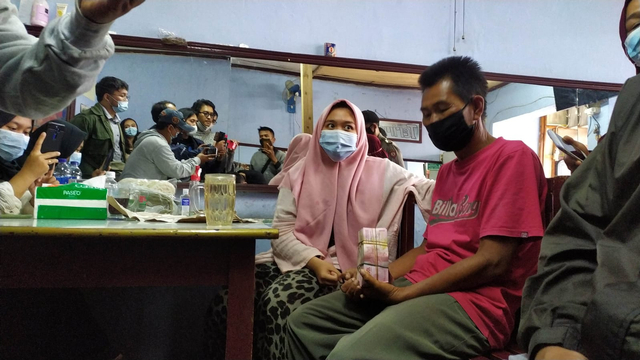 Mang Eman usai dapat donasi Rp 108 juta dari warga di Garut. Foto: Iqbal Gojali