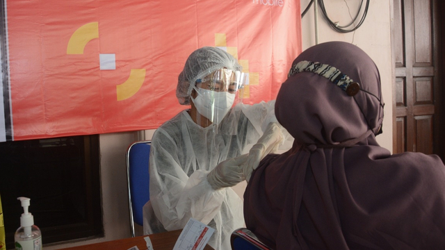 Warga Jakarta melakukan vaksinasi dengan mobil vaksin keliling. Foto: Pemprov DKI Jakarta