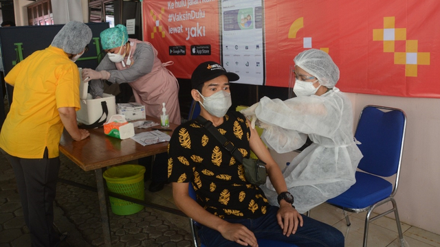 Warga Jakarta melakukan vaksinasi dengan mobil vaksin keliling. Foto: Pemprov DKI Jakarta