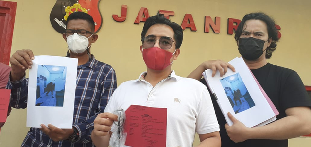 Kasat Reskrim Polresta Bandar Lampung Kompol Resky Maulana beserta jajaran saat menunjukkan barang bukti. | Foto: Ist