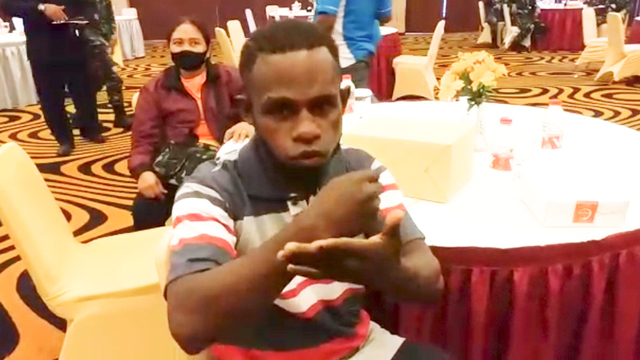 Steven, pemuda 17 tahun, korban kekerasan 2 prajurit Lanud Merauke. (BumiPapua.com/Abdel Syah) 