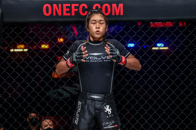 Victoria Lee mencoba mengatur nafas sebelum berlaga menghadapi Wang Luping di ONE: BATTLEGROUND pada Jumat, 30 Juli, di Singapore Indoor Stadium. Foto: ONE Championship