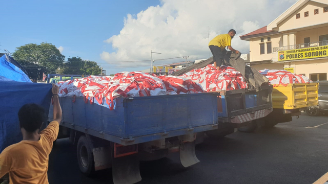Jokowi kirim paket bansos ke Sorong. Foto: Dok. Istimewa