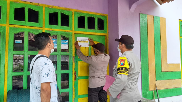 Pastikan Tertangani Dengan Baik, Polisi Pasang Stiker Warga Isolasi Mandiri