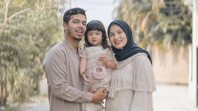 Manfaat Bedong untuk Bayi Baru Lahir seperti yang Dwi Handa Lakukan pada Anaknya Foto: Instagram/dwihandaanda