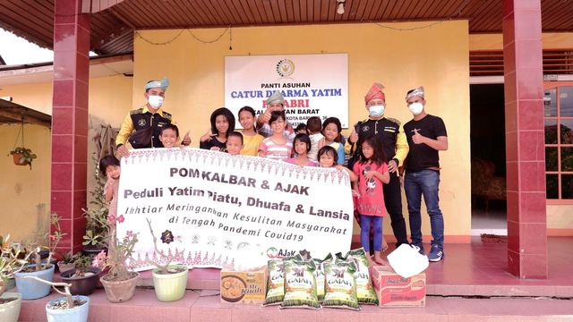 POM Kalbar bagikan sembako kepada warga yang terdampak COVID-19 di Kota Pontianak. Foto. Dok. Hi!Pontianak.