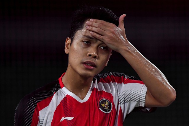 Tunggal putra Indonesia Anthony Sinisuka Ginting saat melawan tunggal putra China Chen Long dalam semifinal Olimpiade Tokyo 2020 di Musashino Forest Sport Plaza, Tokyo, Jepang, Minggu (1/8).  Foto: Sigid Kurniawan/ANTARA FOTO