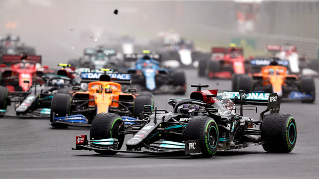 Sejumlah pebalap saat momen start pertama balapan F1 Grand Prix Hongaria di Hungaroring, Budapest, Hongaria. Foto: David W Cerny/REUTERS