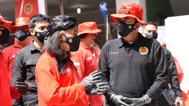 Kepala BIN Jenderal Budi Gunawan tinjau vaksinasi door to door di Tangerang Selatan. Foto: BIN