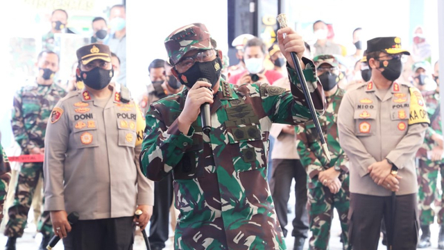 Panglima TNI Marsekal TNI Hadi Tjahjanto saat kunjungan kerja ke Jawa Timur.  Foto: Puspen TNI